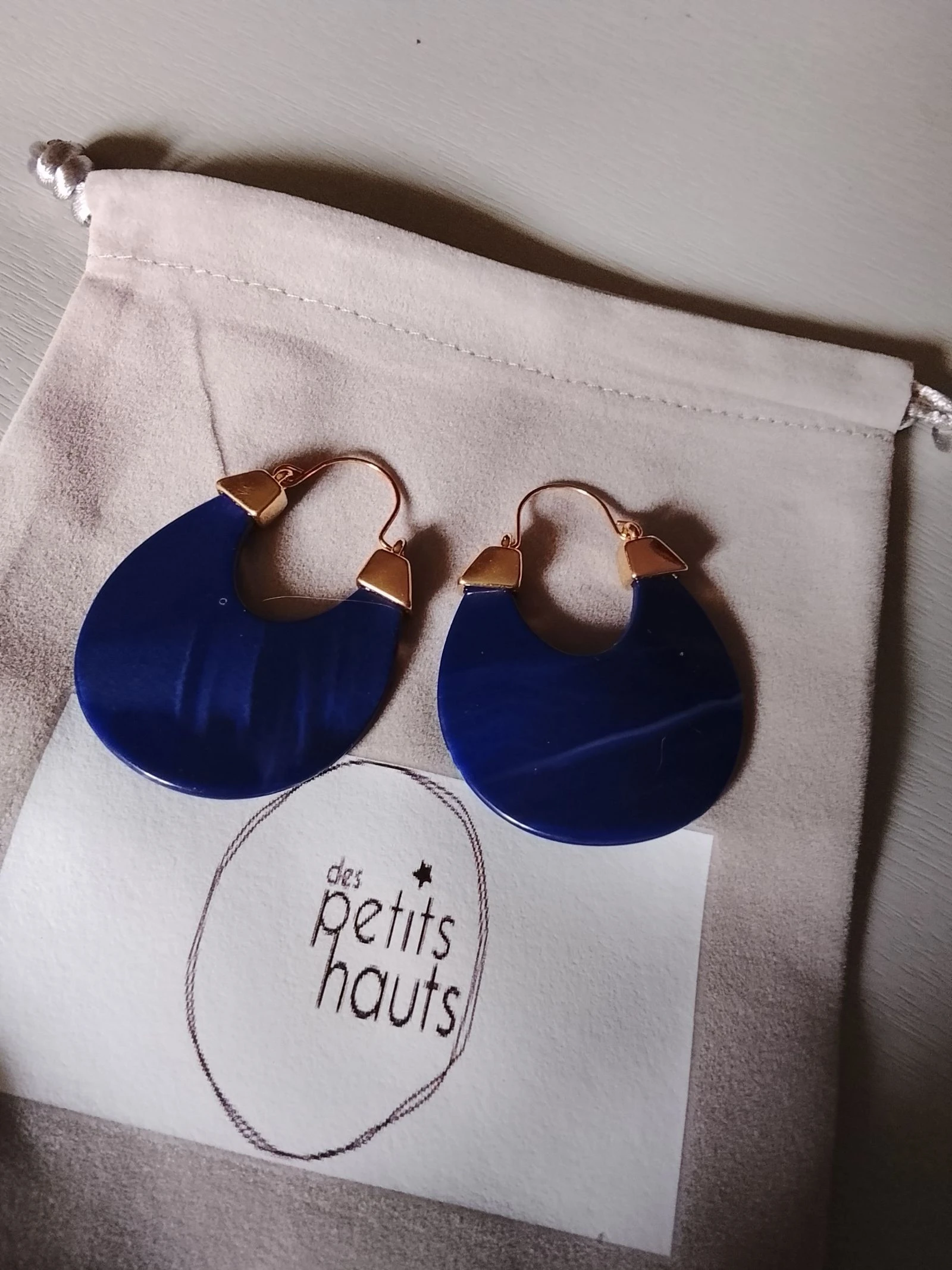 💎DES PETITS HAUTS Boucles d'oreilles résine bleue en très bon état 💎
